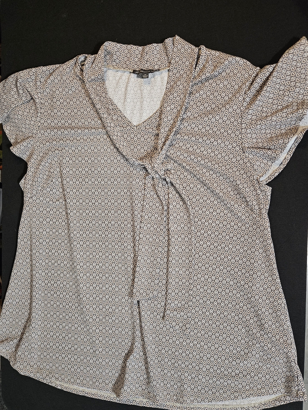 Adrianna Papell Beige & White Geometric Tie-Neck Blouse
